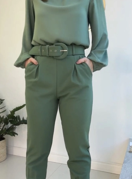 calca de malha crepe com pregas