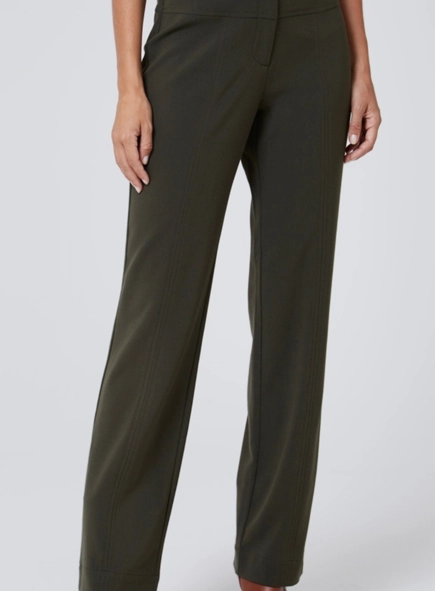 calça reta alfaiataria com recortes dudalina