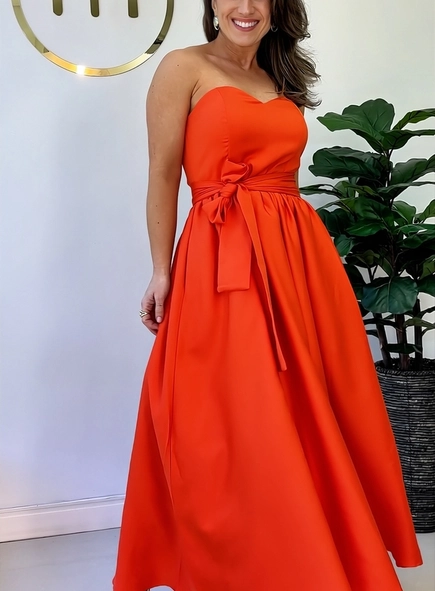 vestido godê alongado sem alça com faixa