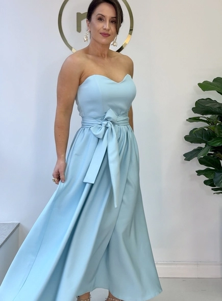 vestido godê alongado sem alça com faixa