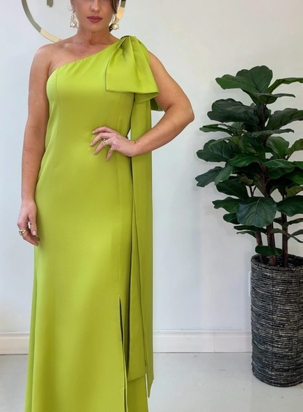 vestido longo um ombro detalhe laço