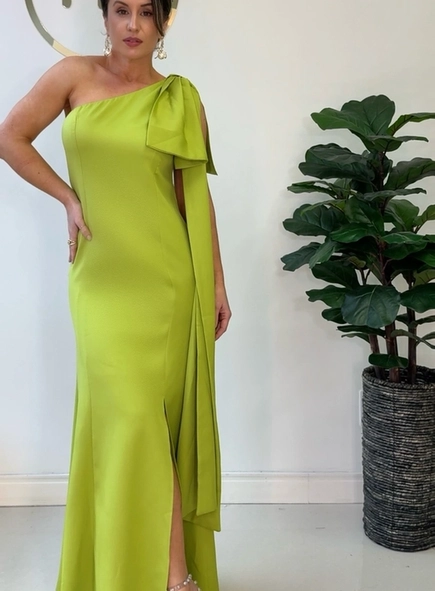 vestido longo um ombro detalhe laço