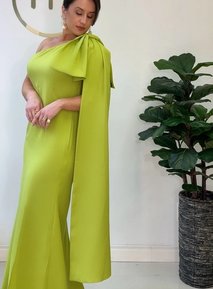 vestido longo um ombro detalhe laço