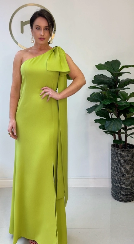 vestido longo um ombro detalhe laço
