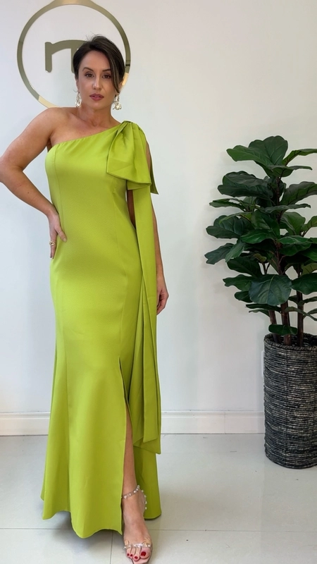 vestido longo um ombro detalhe laço