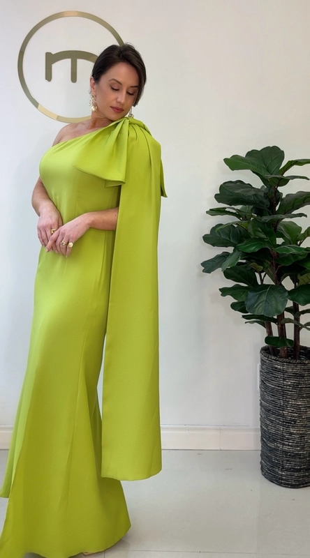 vestido longo um ombro detalhe laço