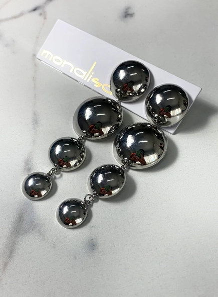 brinco longo esferas