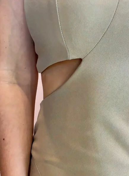 vestido longo recortes busto