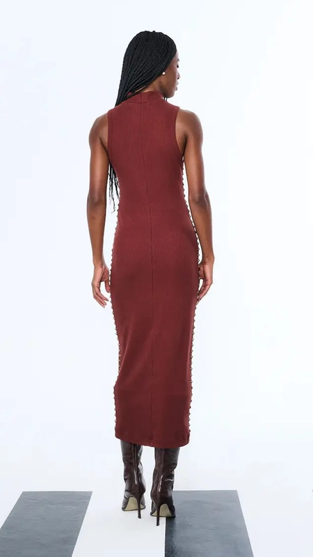 vestido midi open canelado bordado manual