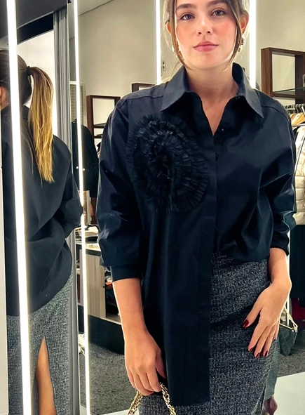 camisa alongada flor tricoline borda barroca