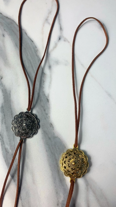 Colar camurça gravatinha boho