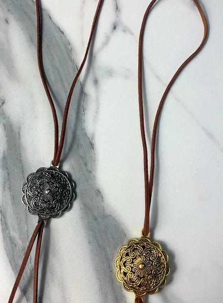 colar camurça gravatinha boho