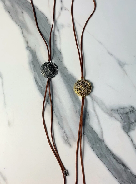 colar camurça gravatinha boho