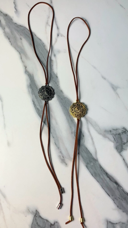 Colar camurça gravatinha boho