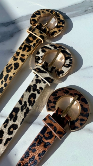 Cinto fino animal print fivela arco