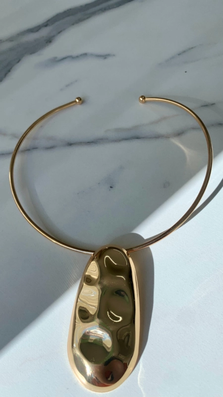 Colar aro rígido pingente oval martelado