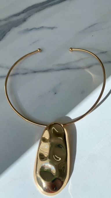 Colar aro rígido pingente oval martelado