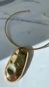 Colar aro rígido pingente oval martelado