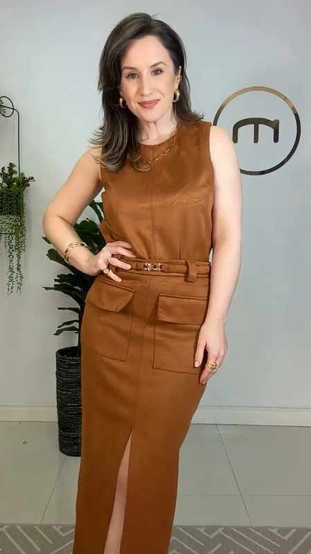 conjunto blusa e saia bolsos suede com cinto