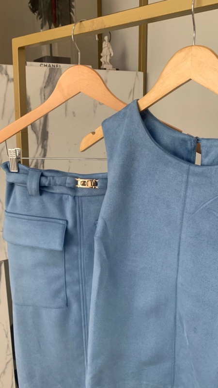 conjunto blusa e saia bolsos suede com cinto