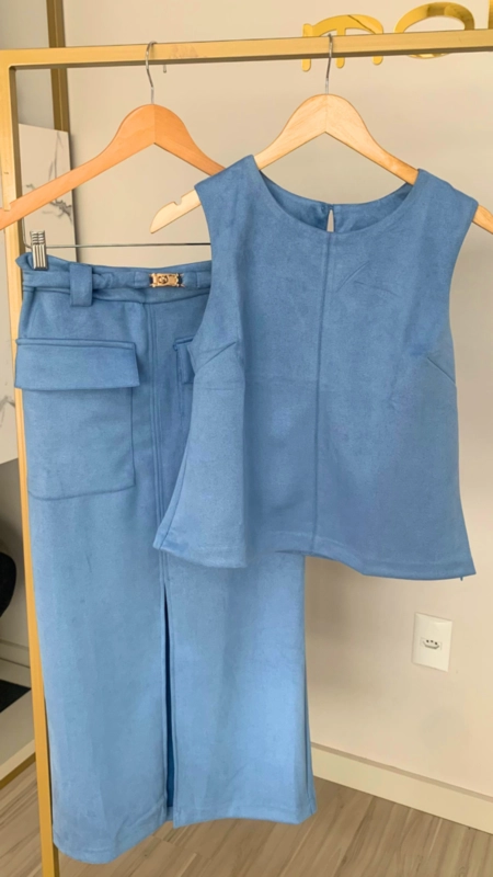 conjunto blusa e saia bolsos suede com cinto