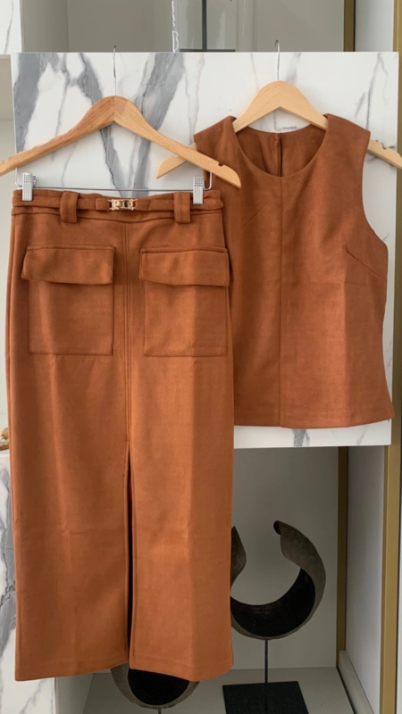 conjunto blusa e saia bolsos suede com cinto