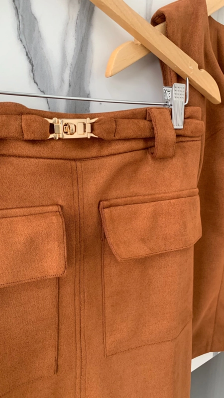 conjunto blusa e saia bolsos suede com cinto