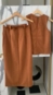 conjunto blusa e saia bolsos suede com cinto