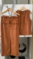 conjunto blusa e saia bolsos suede com cinto
