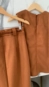 conjunto blusa e saia bolsos suede com cinto