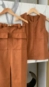 conjunto blusa e saia bolsos suede com cinto