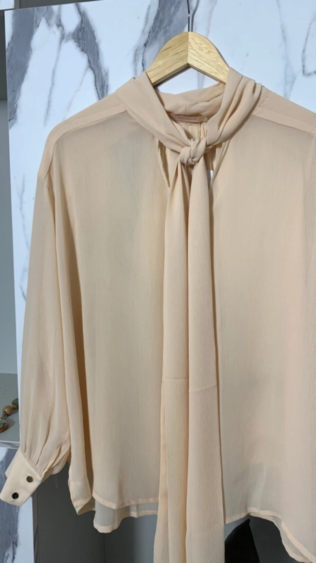 camisa crepe gola laço
