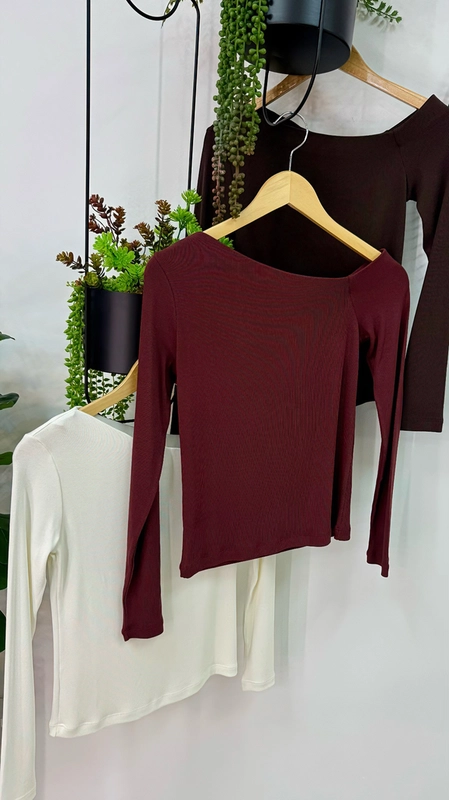 Blusa Malu manga longa decote assimétrico