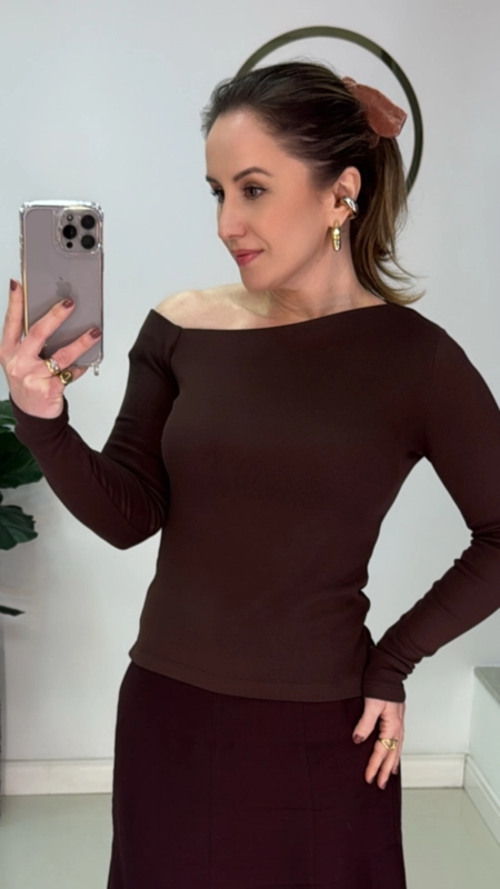 Blusa Malu manga longa decote assimétrico
