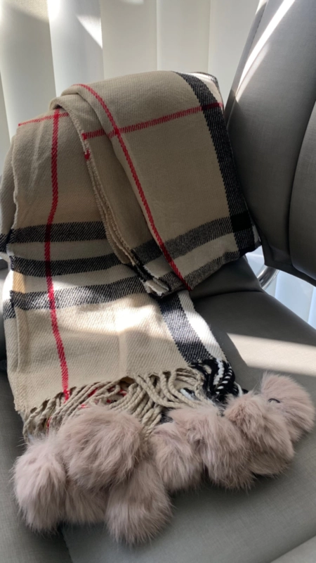 Pashmina pompons berry