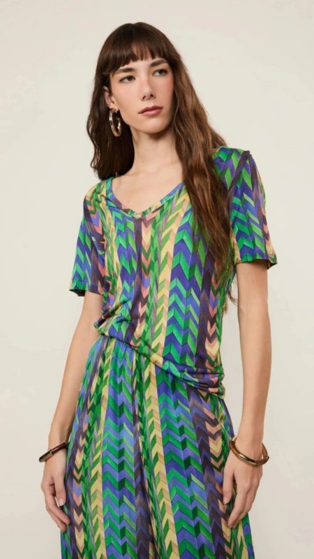 camiseta animale decote v  chevron colagem