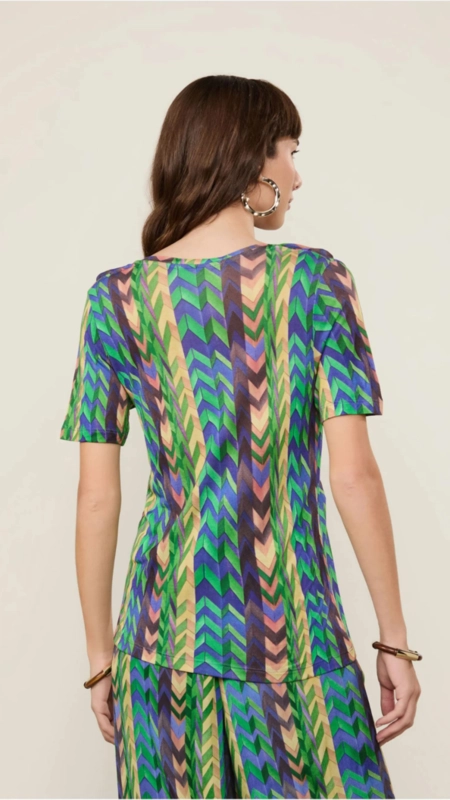 camiseta animale decote v  chevron colagem