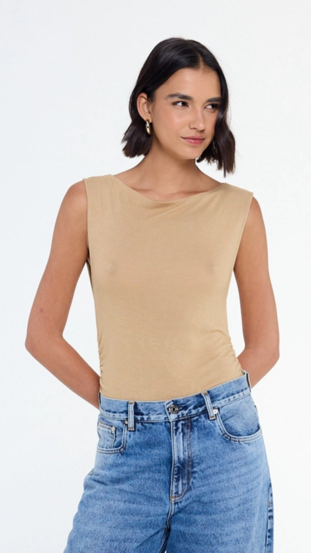 regata malha decote canoa animale jeans
