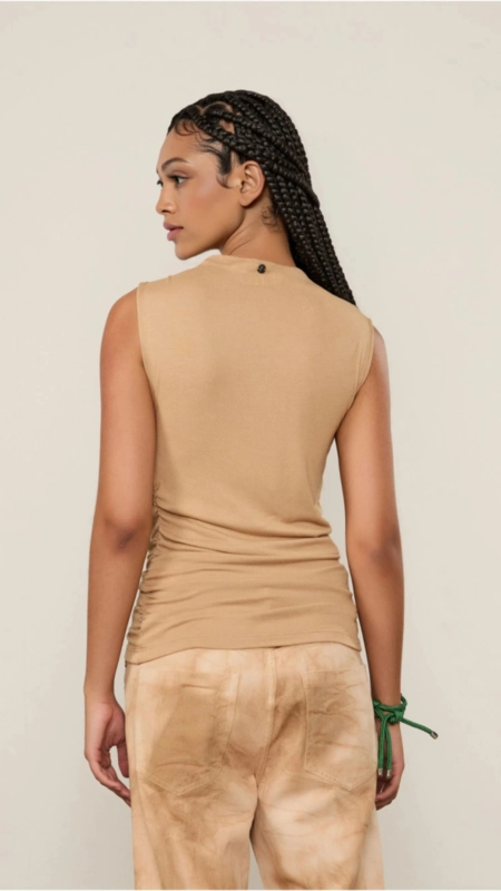 regata malha decote canoa animale jeans