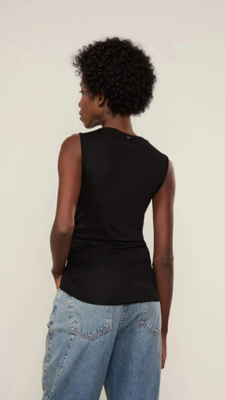 regata malha decote canoa animale jeans