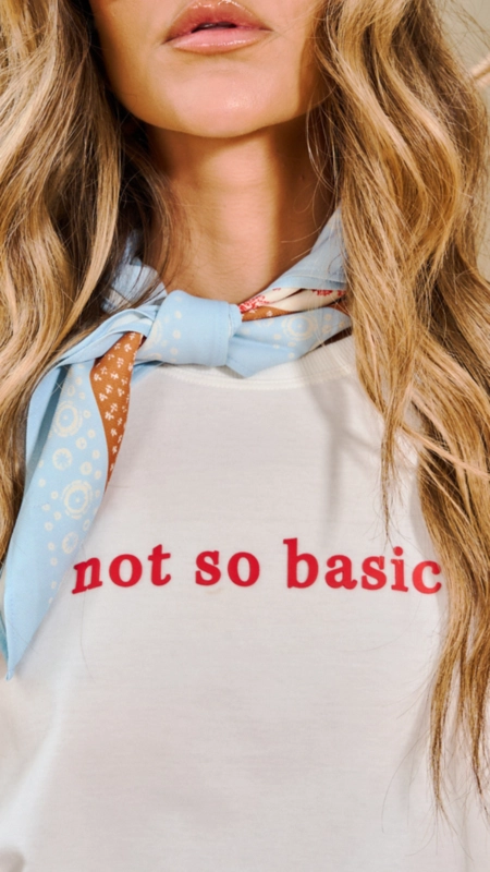 camiseta com lenço estampado open