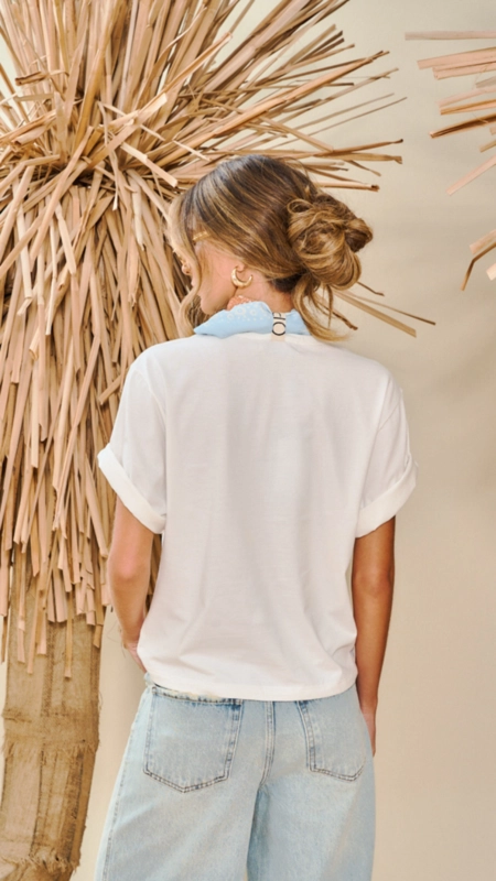 camiseta com lenço estampado open