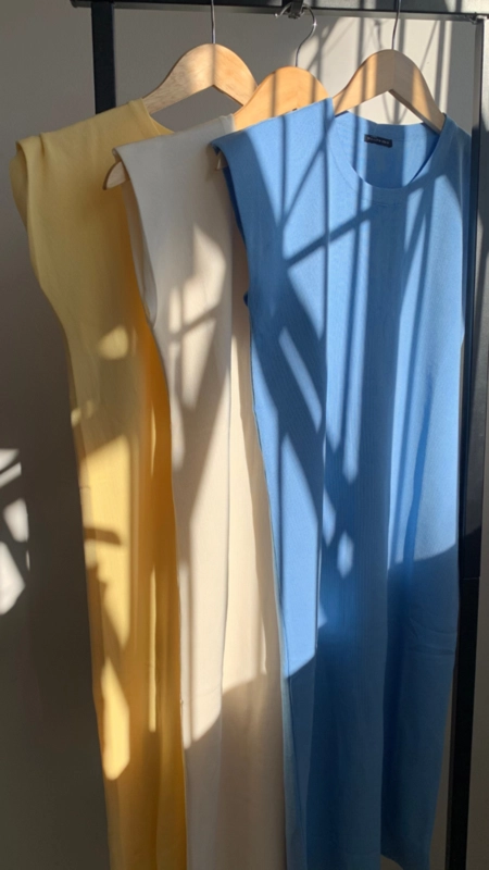 vestido modal ombreira