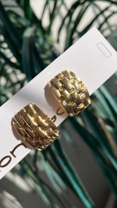 brinco pequeno square button