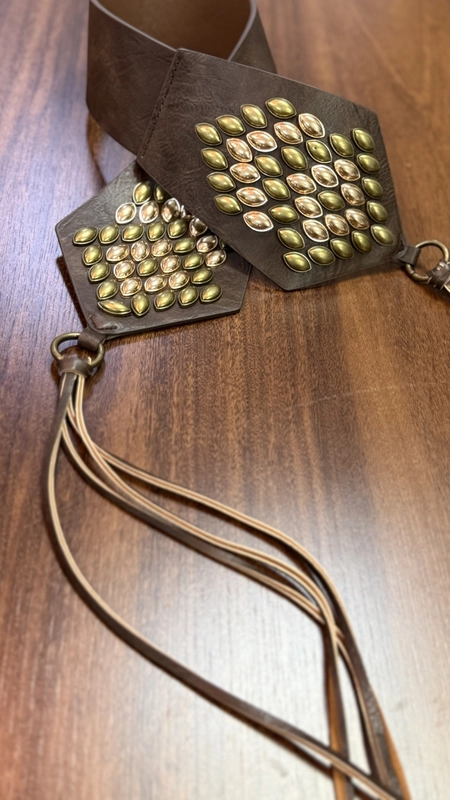 cinto largo com franjas