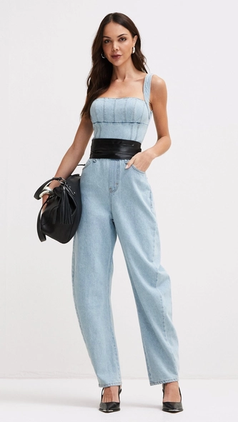 macacão jeans decote reto forum