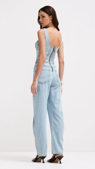 macacão jeans decote reto forum