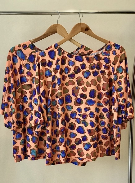 blusa onca pessego