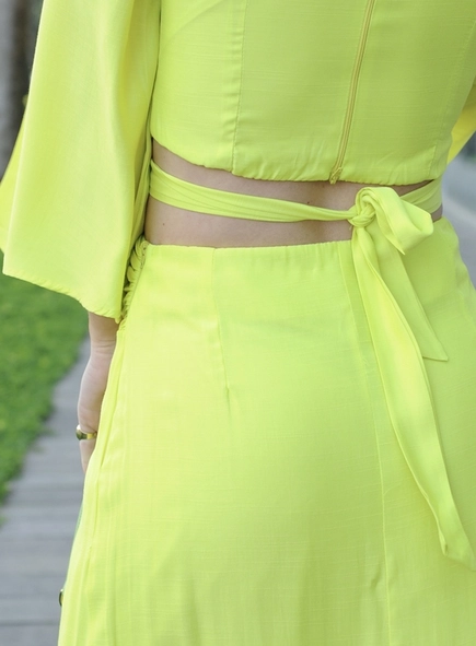 conjunto cropped e saia lisa