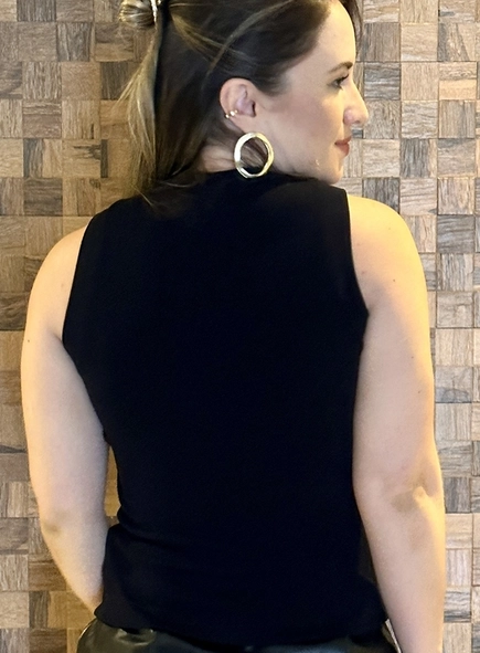 blusa básica malu decote sem manga